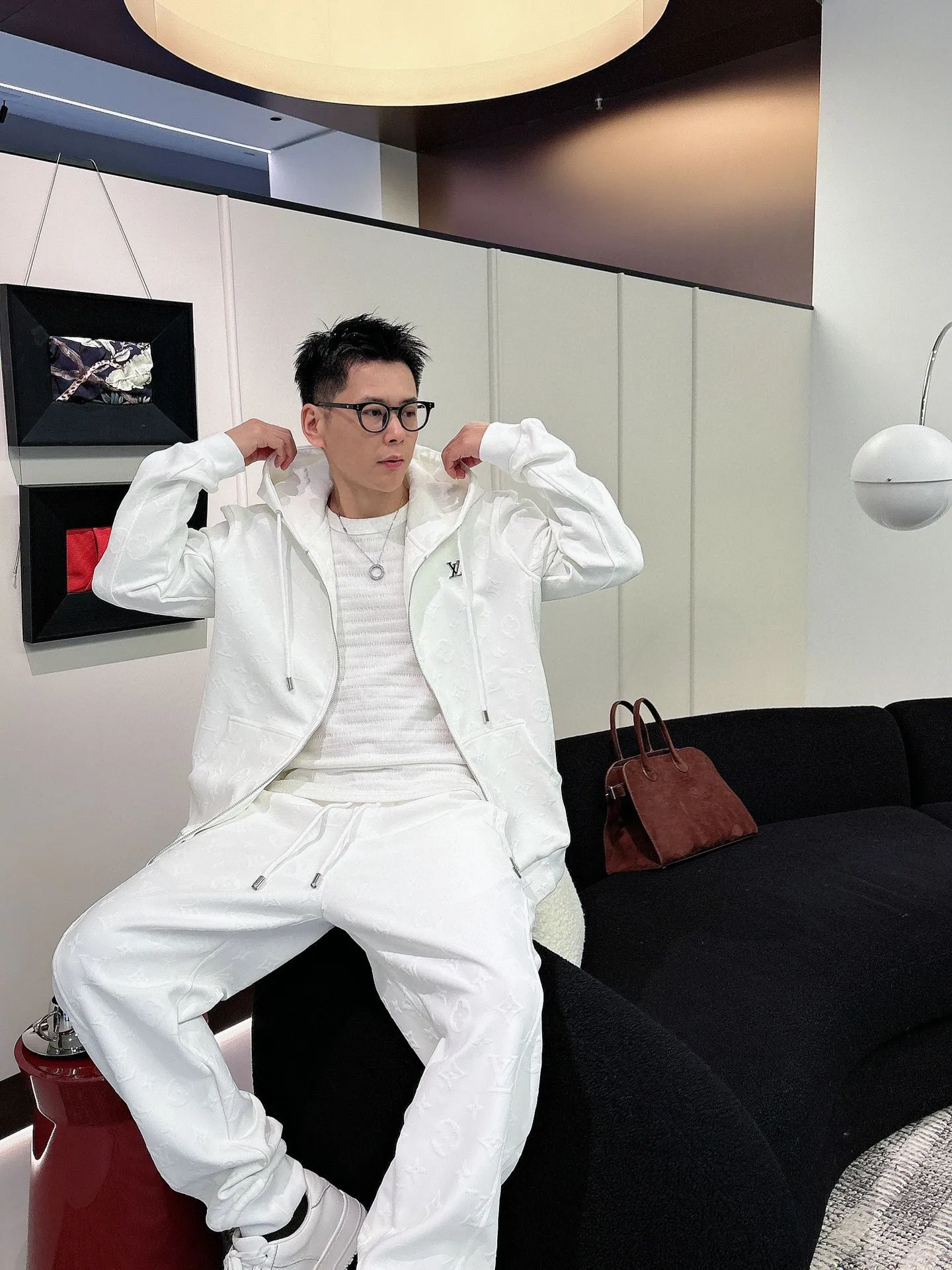 🅿️720 [LV Louis Vuitton] hot-selling suit is coming. Focus on the original version of the official website. 2025 new hot-selling cardigan and sweatshirt suit. The original order is the best. 🇭🇰The meticulous work of top designers. It has a fitting and perfect upper body effect. All-natural high-quality Tencel Roman cotton 100%, close-fitting comfort, noble and elegant! Original hardware embodies elegance and nobility! Counter size: M-3XL (maximum wear up to 190 pounds)